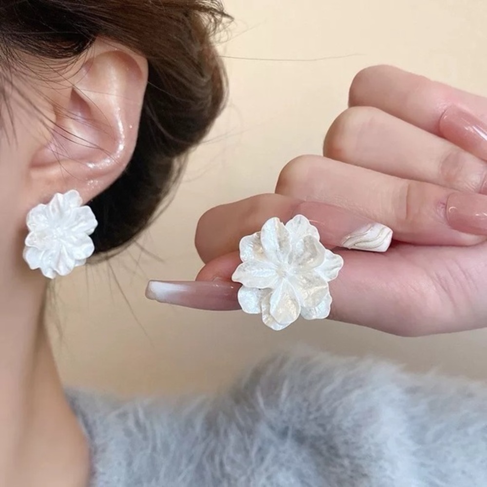 Iridescent White Flower – Lightweight Statement Floral clip-on earring new